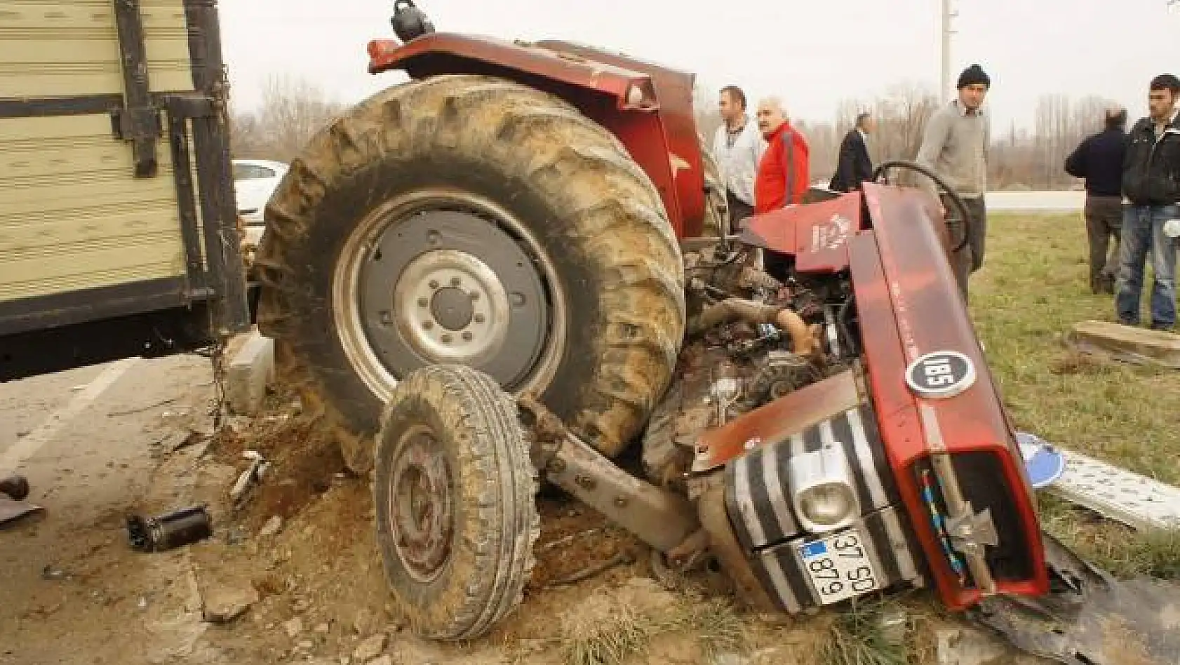 Otomobilin çarptığı traktör ikiye bölündü