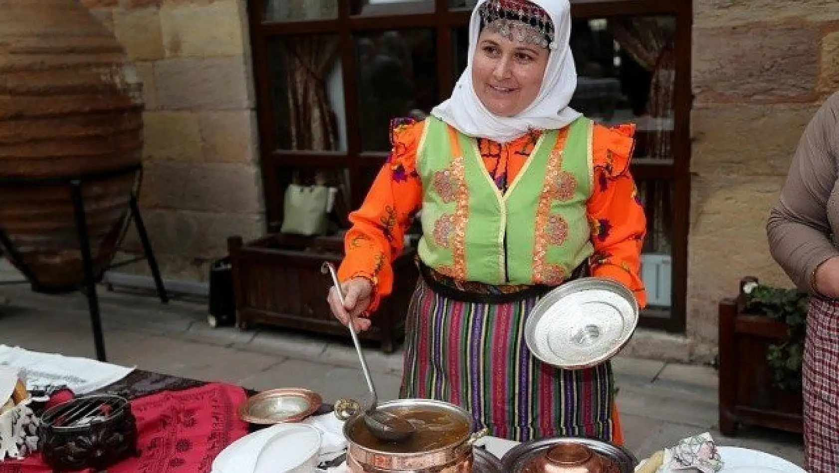 Yöresel lezzetler 600 yıllık handa yarıştırıldı