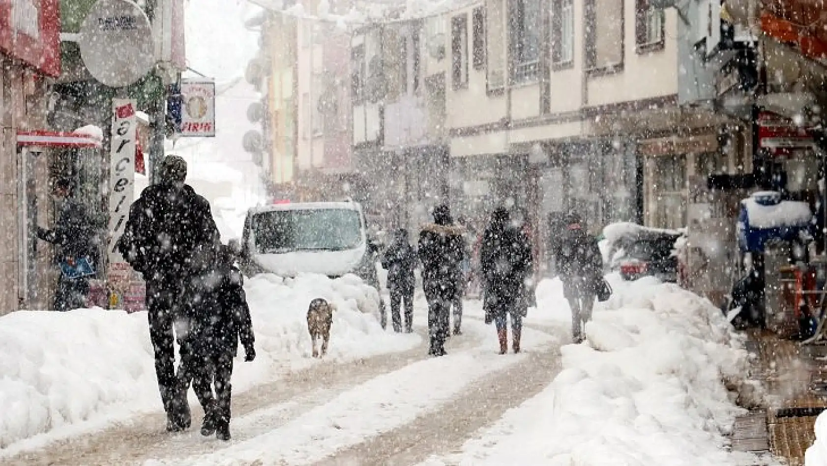 Çam ormanlarıyla çevrili Şenpazar ilçesi beyaza büründü