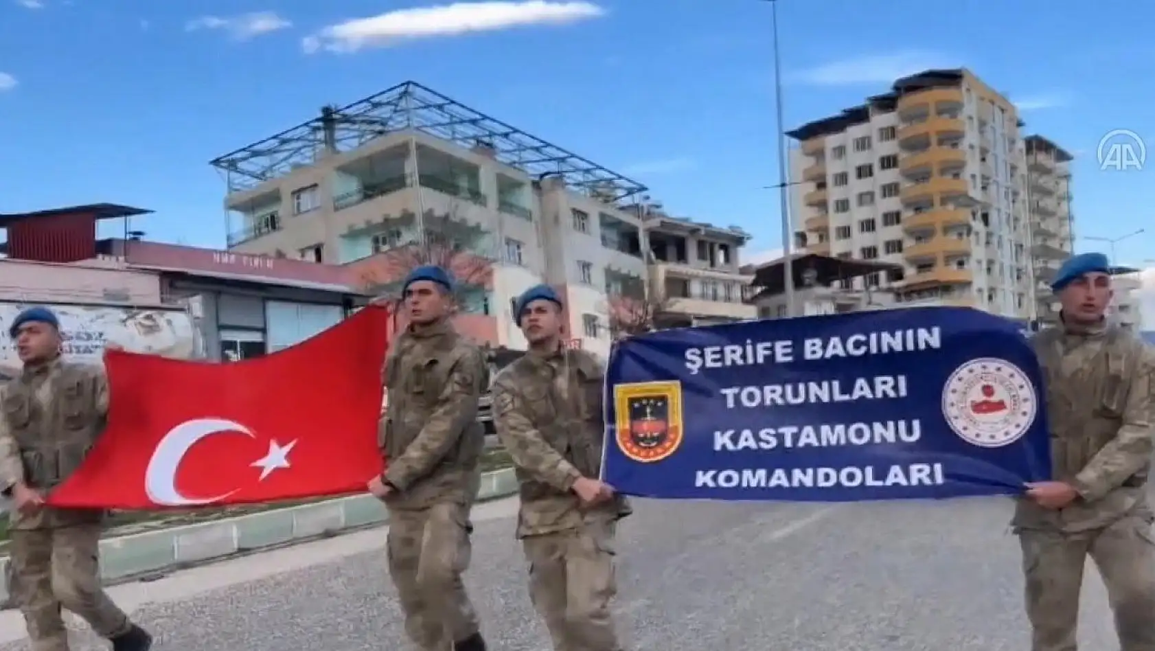 'Komando Marşı' ile kentten ayrıldılar