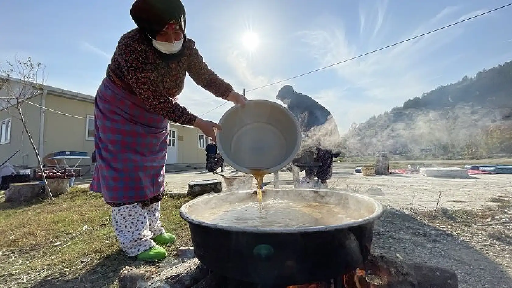 Makinelerle ekşi ve pekmez yapımı