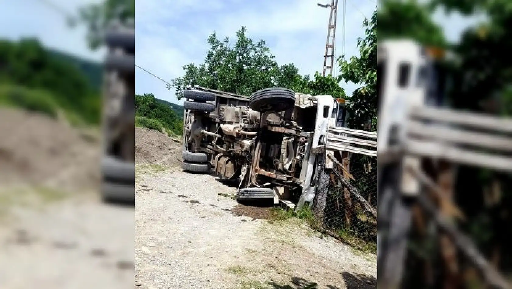 Kastamonu'da kum yüklü kamyon devrildi