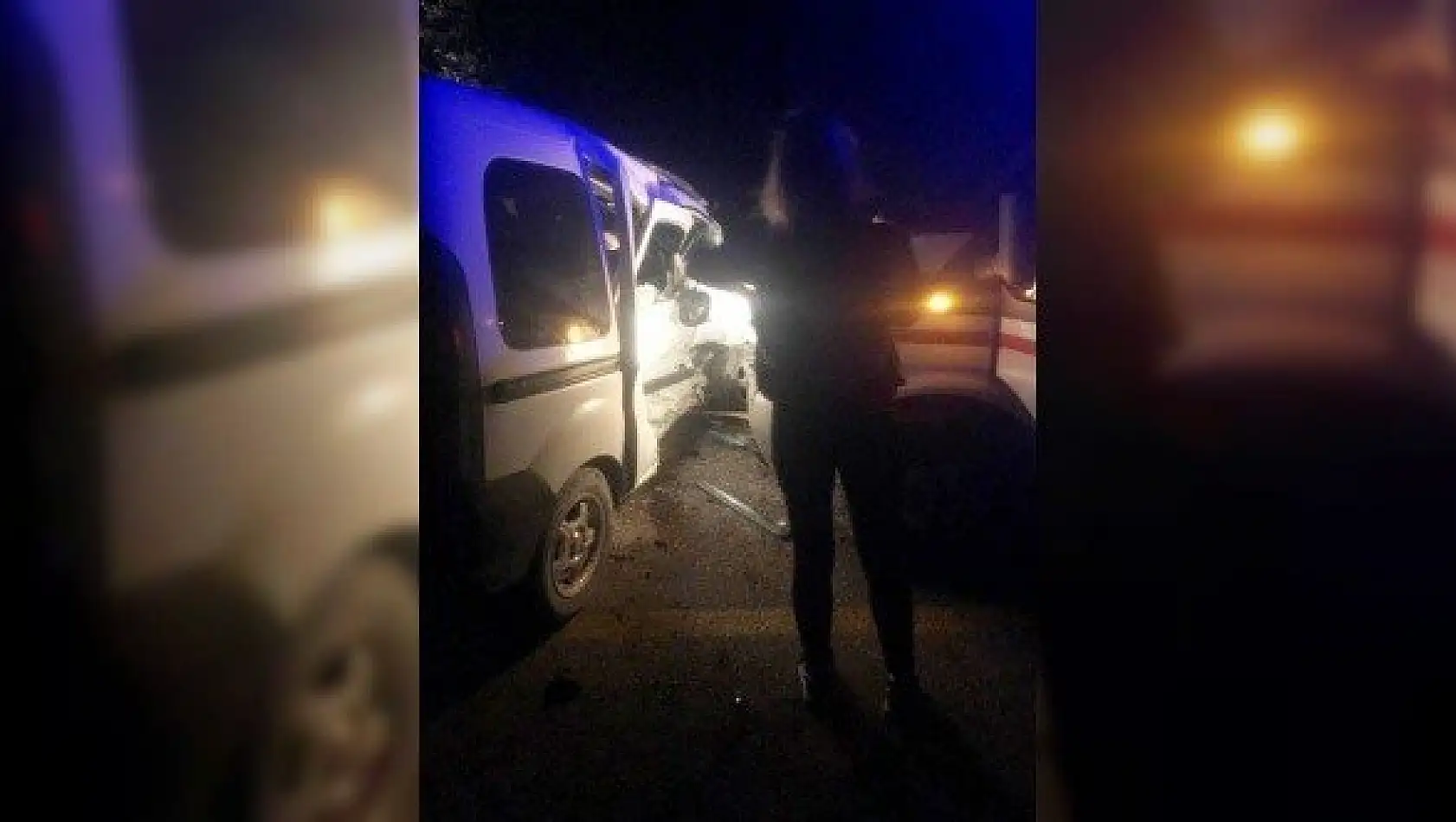 Ambulans ile ticari araç çarpıştı: 5 yaralı