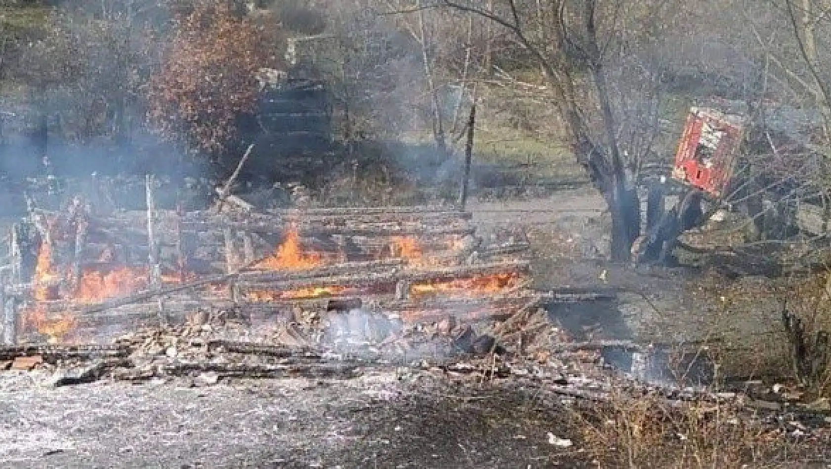 Kastamonu'daki yangında ahşap ev küle döndü