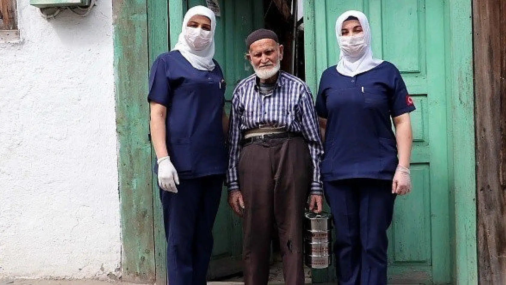 İhtiyaç sahiplerine bir restoran ve fırının desteğiyle ücretsiz yemek