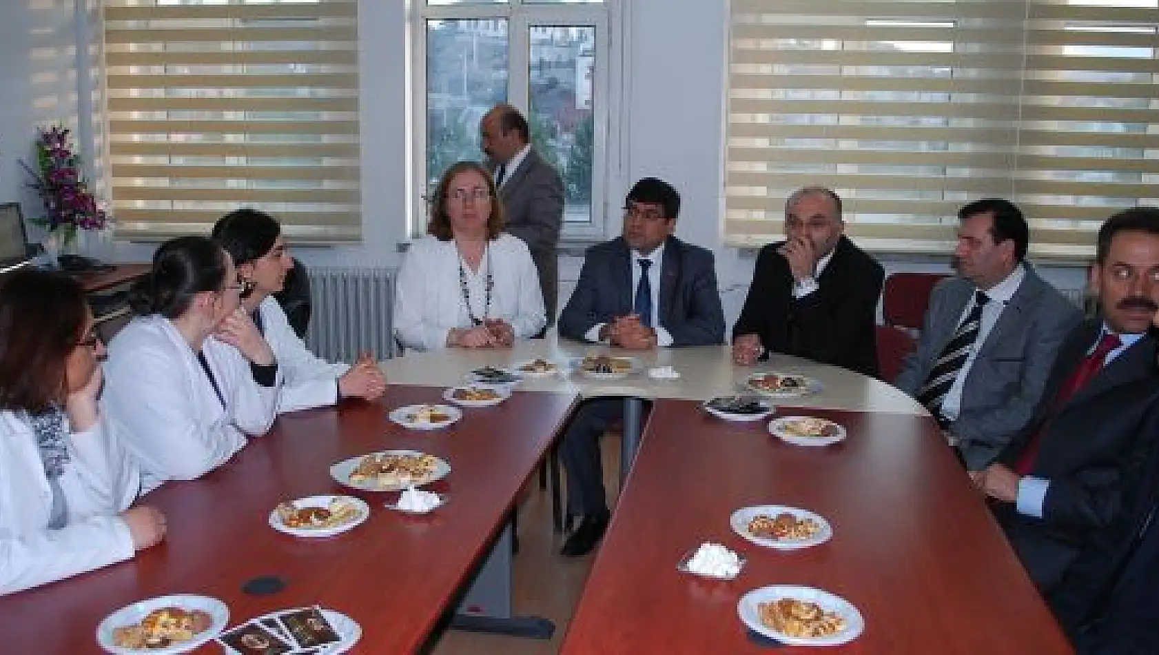 Aksoy, Anadolu Sağlık Meslek Lisesi'ni Gezdi