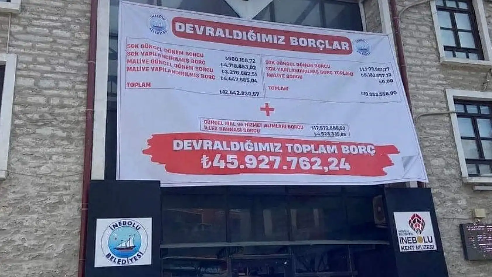 Bu ilçede başkan, borçları bina duvarına astırdı