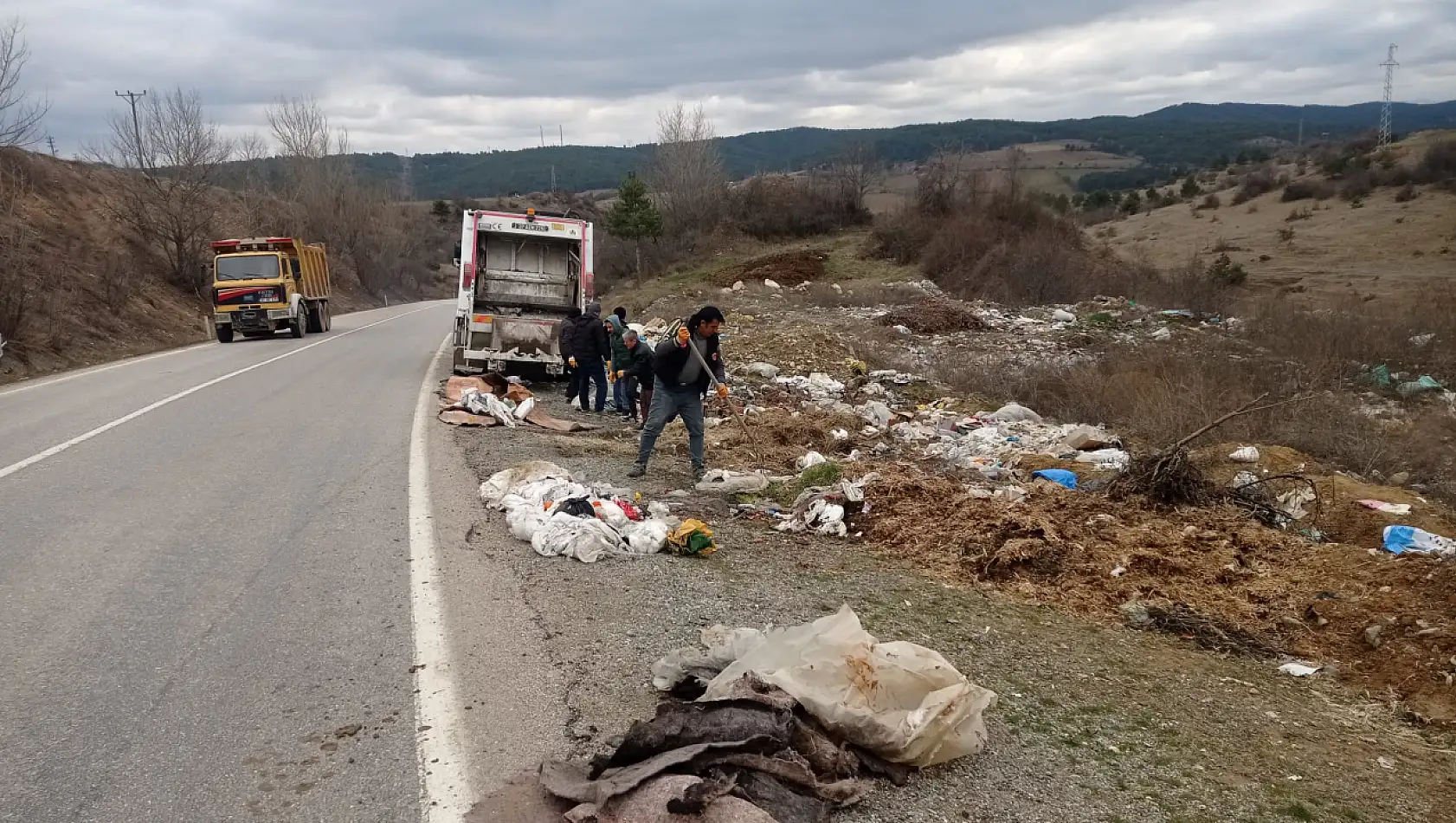 Çöplüğe dönen kara yolu temizlendi