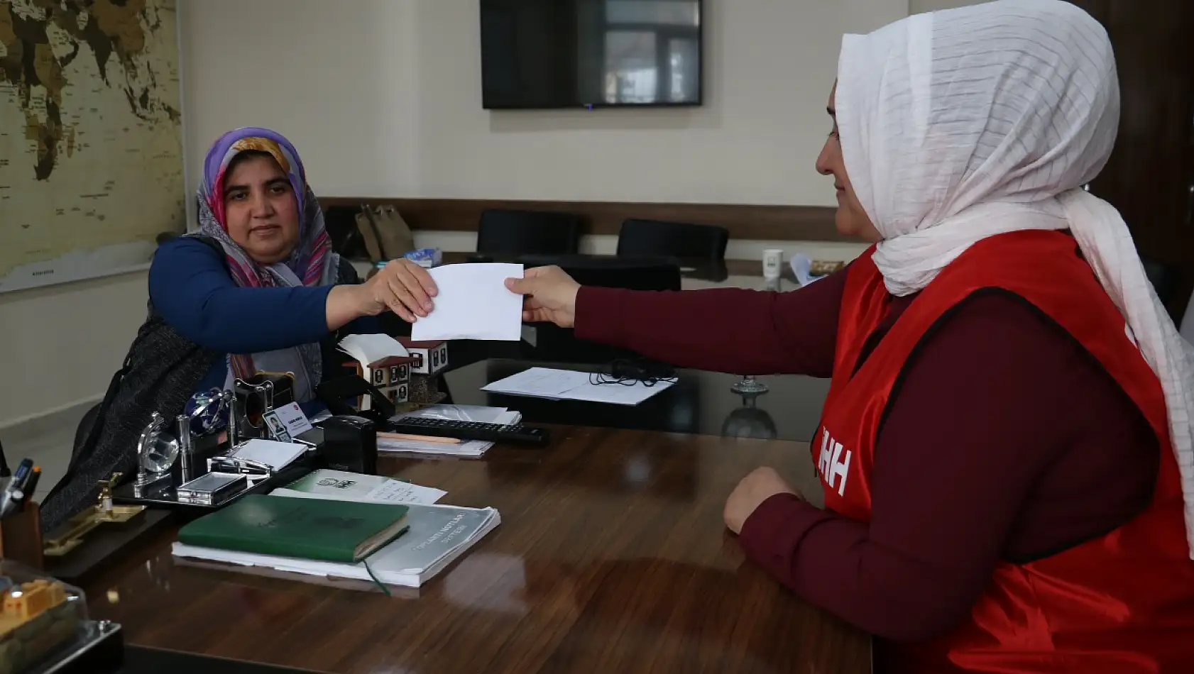 Depremzede kadın, depremzedeler için seferber oldu