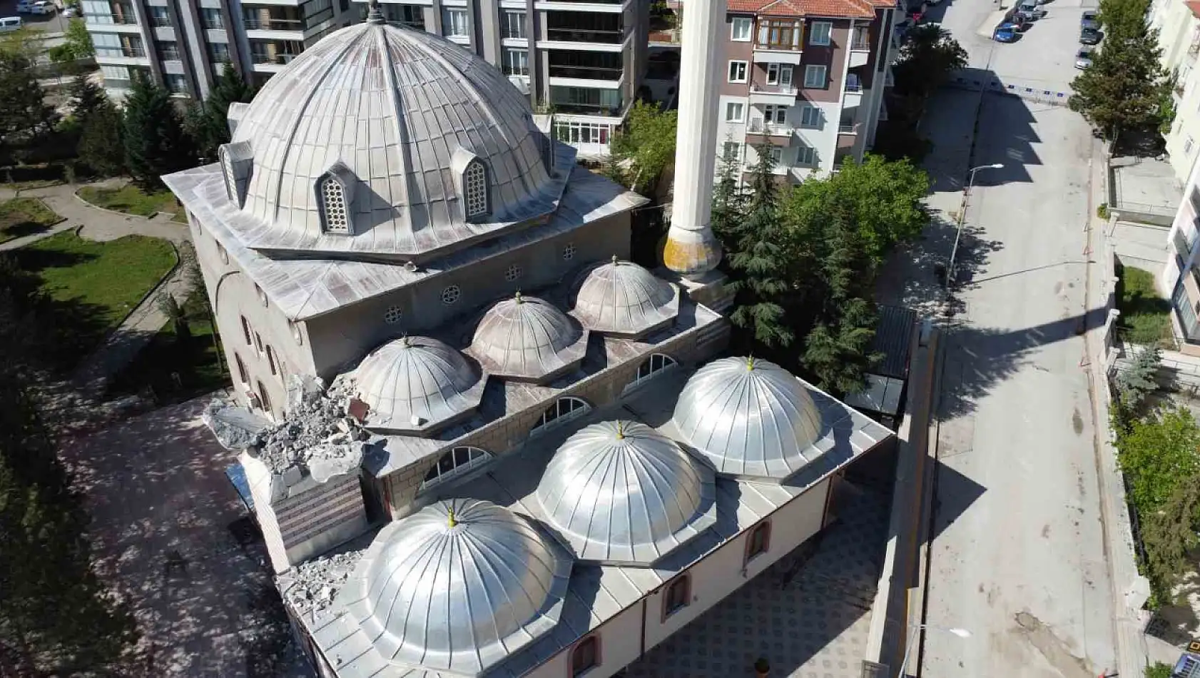 Minaresi yıkılan cami görüntülendi