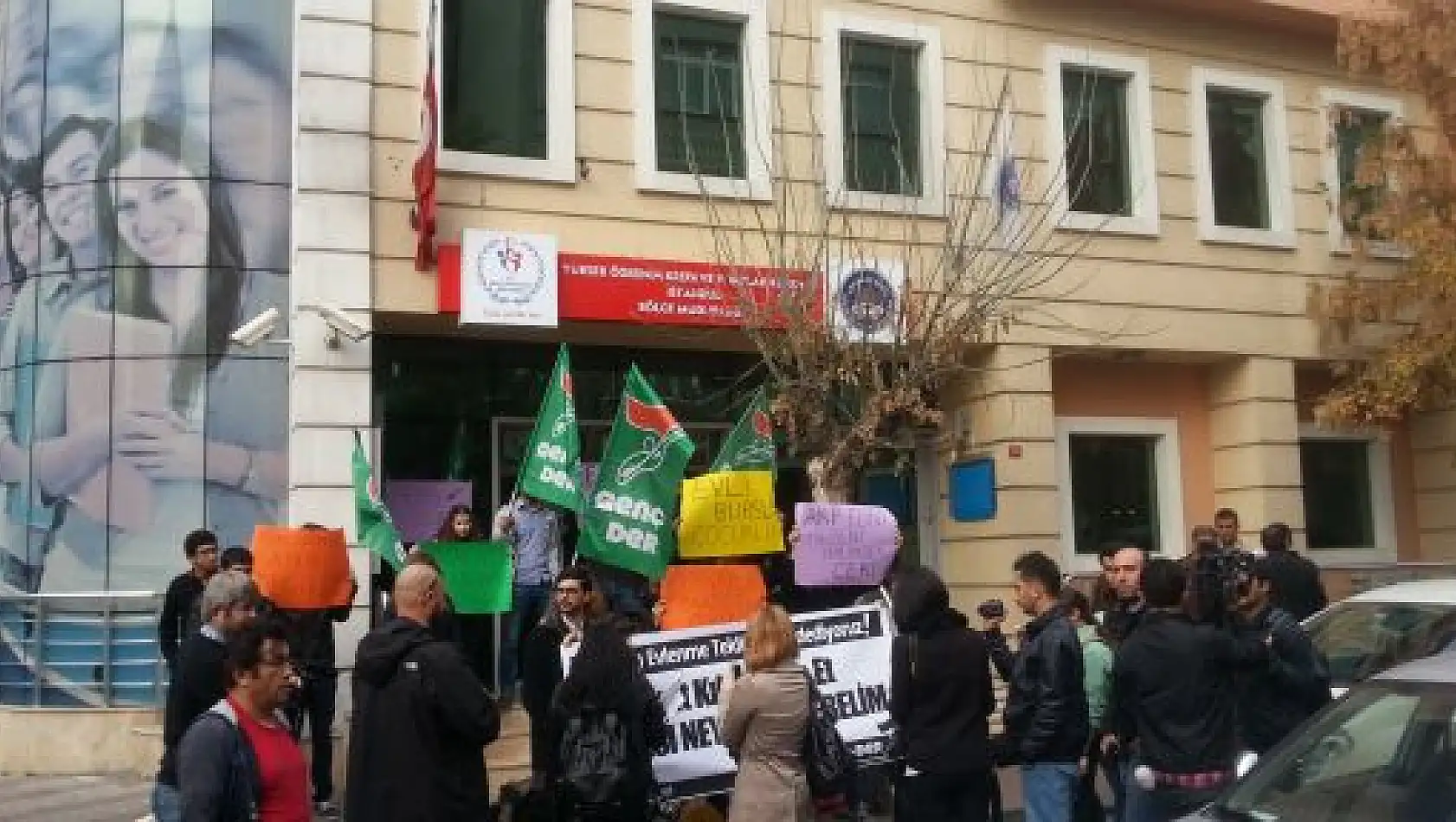 Gençlerden evlilik kredisi protestosu