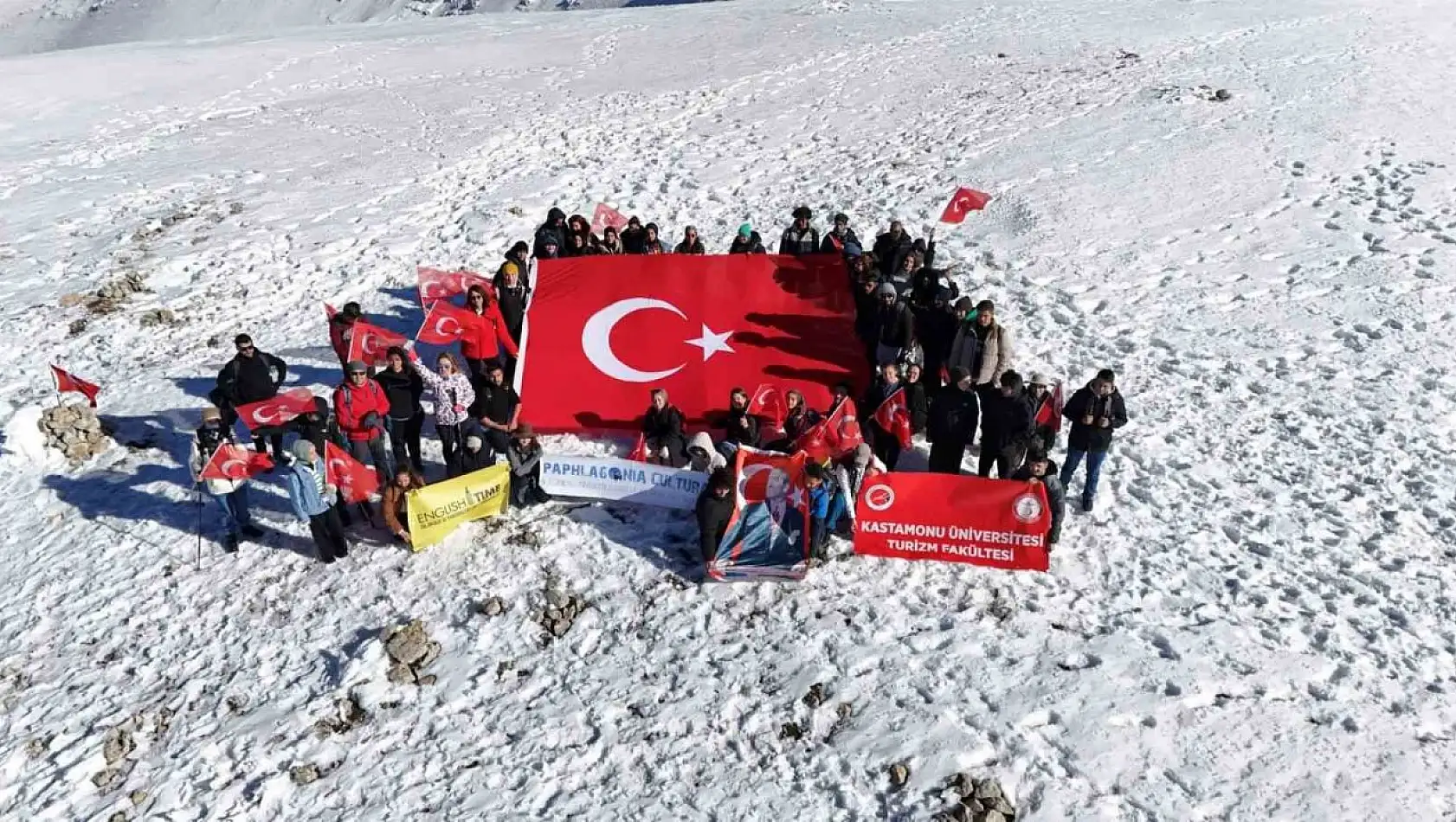 Dağın zirvesinde İstiklal Marşı'nı okudular