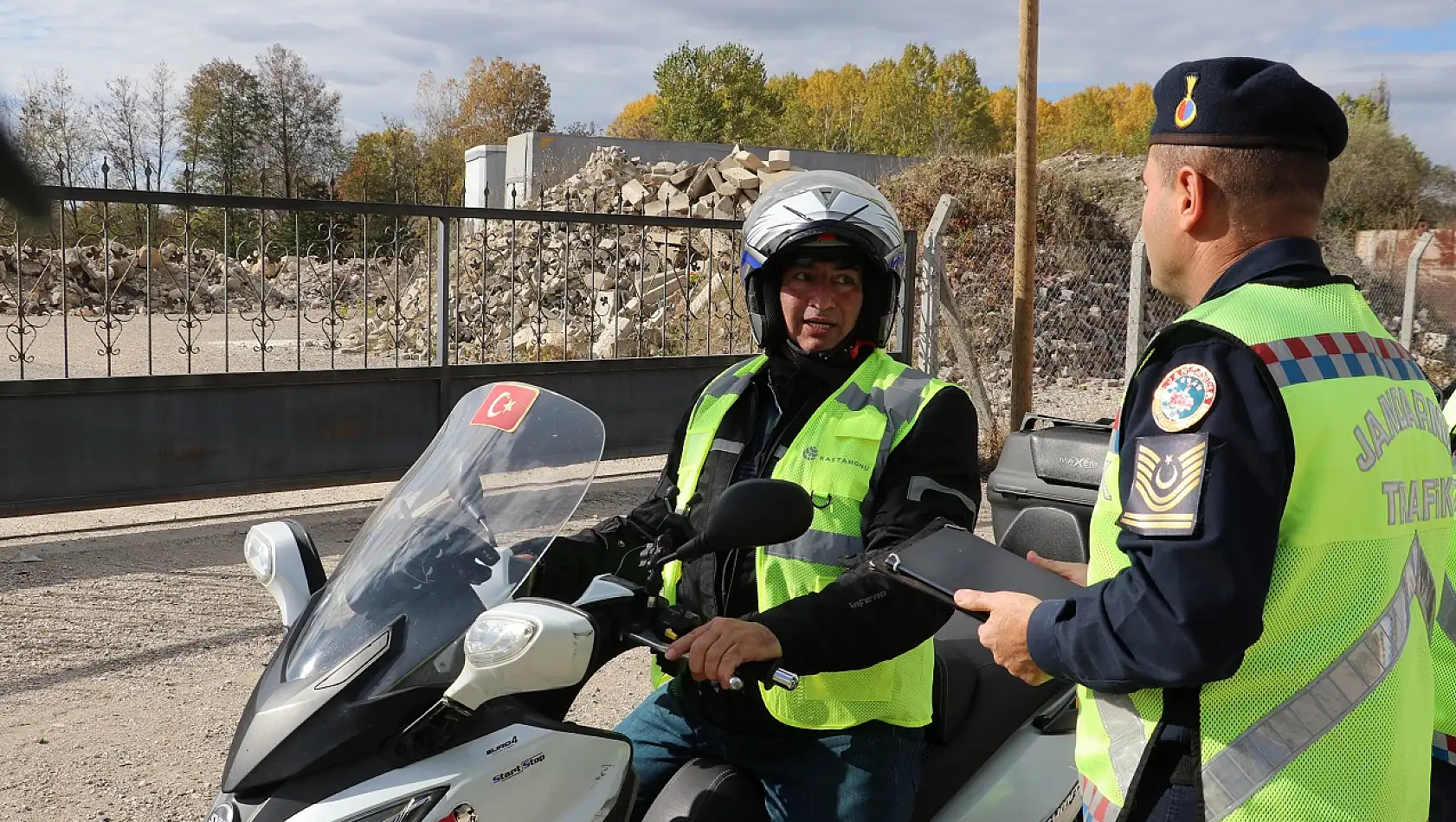 Jandarmadan motosiklet sürücülerine reflektif yelek