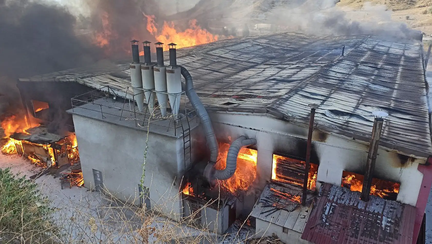 Kapı fabrikasında büyük yangın