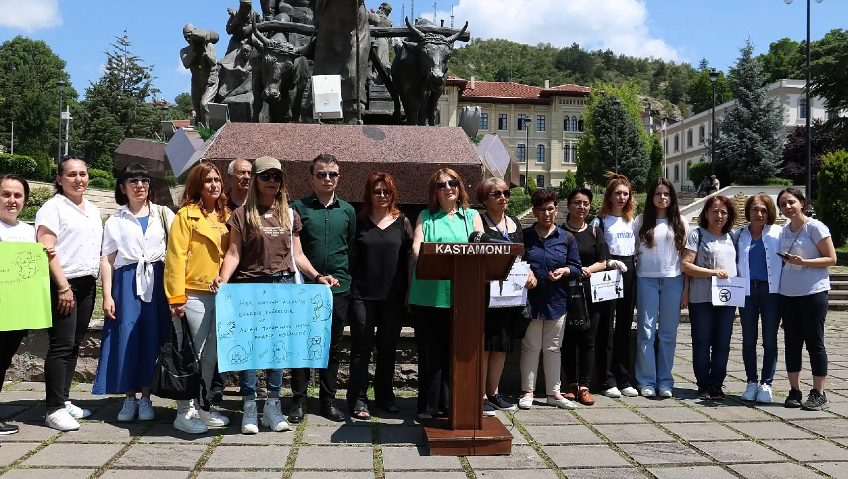 Kedinin öldürülmesi protesto edildi