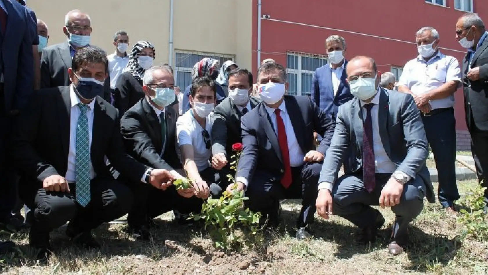 Bakan yardımcısı göz yaşlarını tutamadı