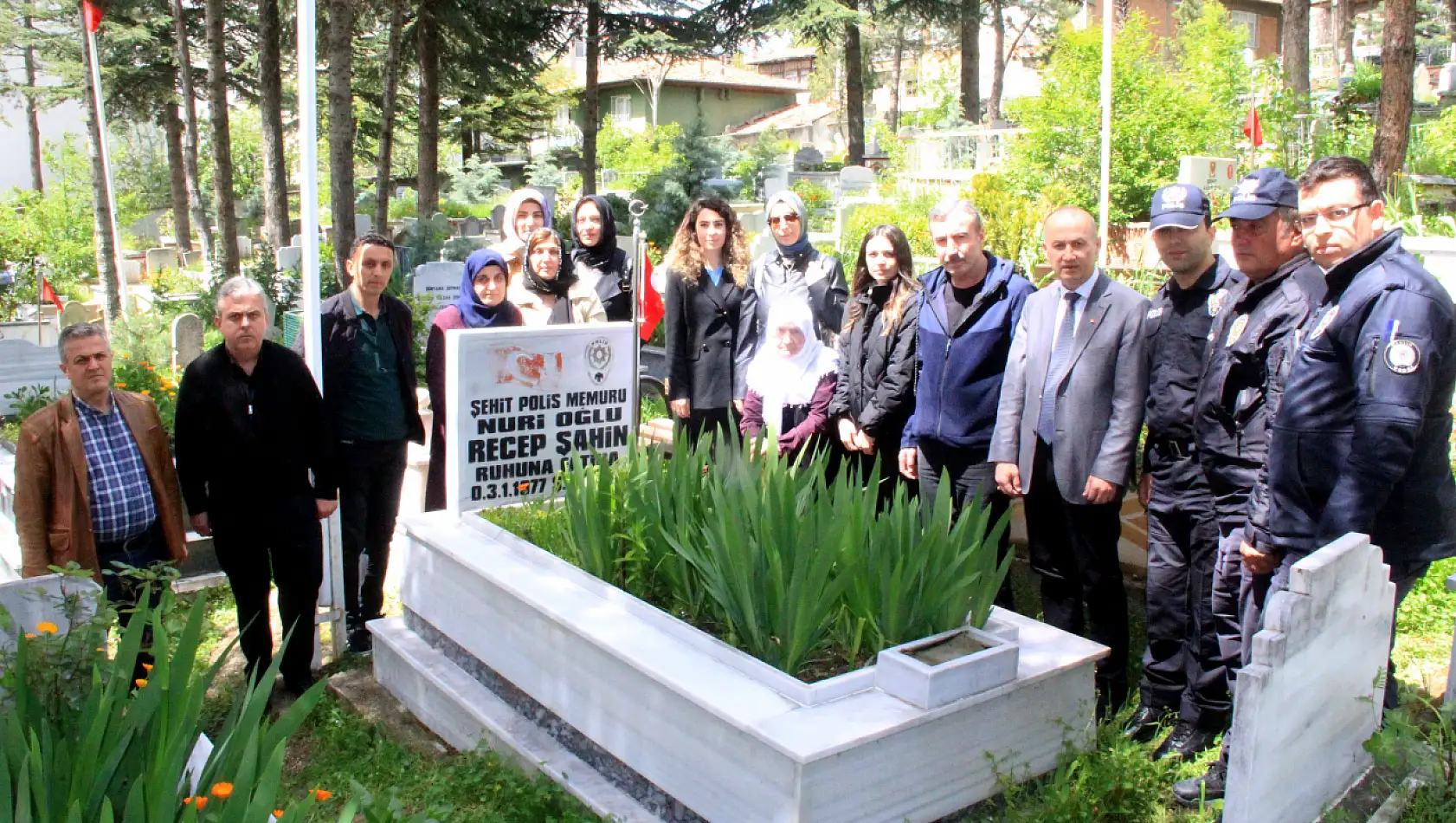 Şehit polis Şahin, mezarı başında anıldı