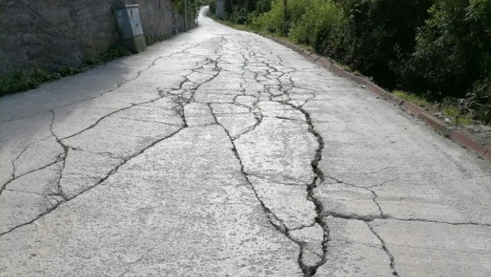 Sorunları çözülmeyen mahalleliden belediyeye tepki