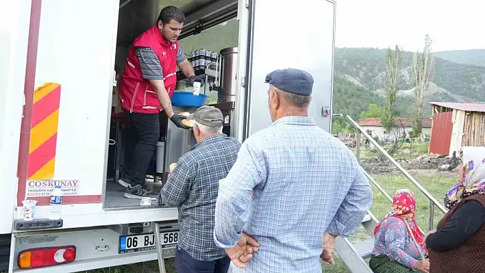 12 evin yandığı köyde Kızılay'dan yemek ikramı