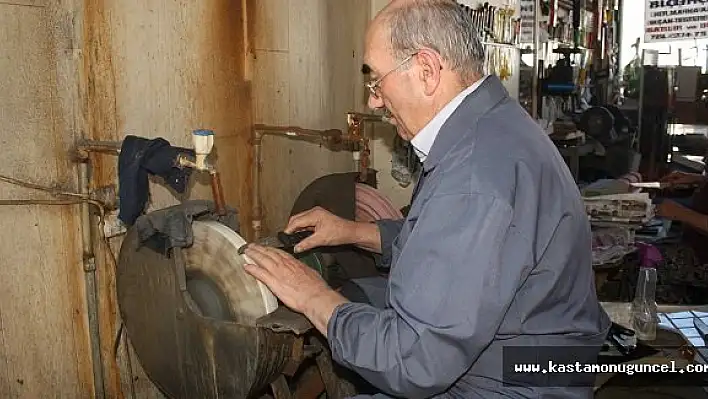 Bıçak Bileyicilerinden Kurban Mesaisi