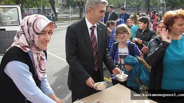 MOO, öğrencilerine aşure dağıttı