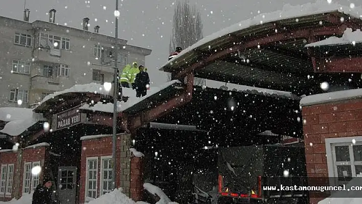 Kar Kürerken Çatıdan Düştü