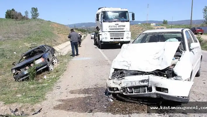 Otomobiller Çarpıştı: 2 Yaralı