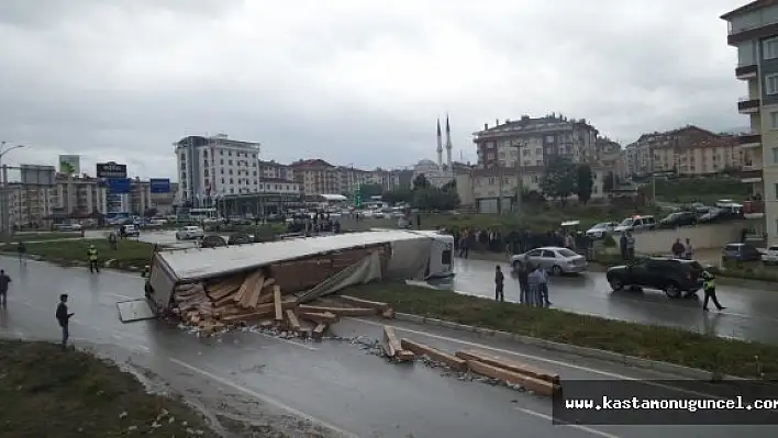 Tır devrildi, faciadan dönüldü