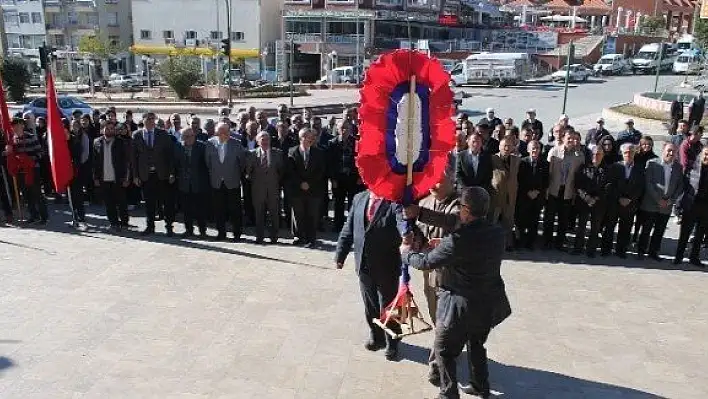 Muhtarların çelenk koyma heyecanı