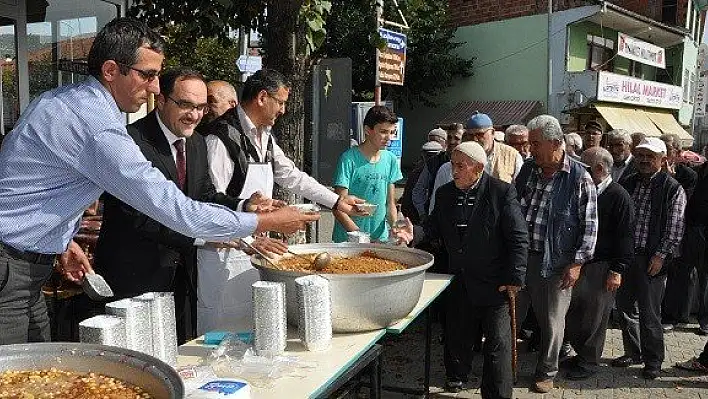 Pınarbaşı'da aşure dağıtıldı