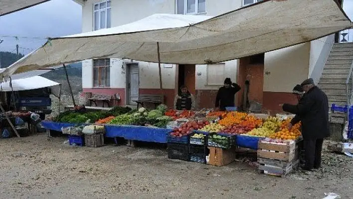 Pınarbaşı pazaryeri esnafı çamurdan şikayetçi