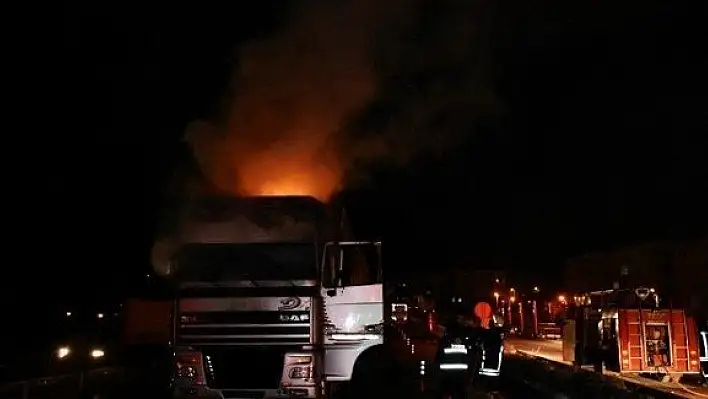 Kastamonu'da beyaz eşya yüklü tır yandı