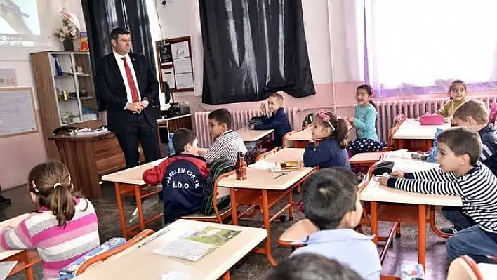 Tosya'da öğrencilere kuru üzüm dağıtılıyor