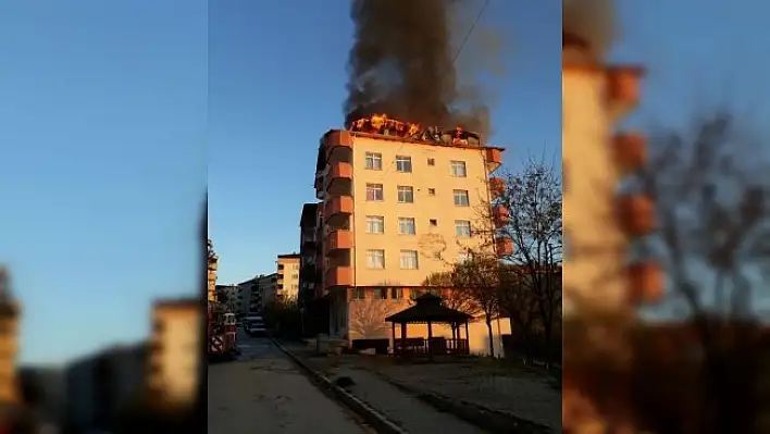 Çatalzeytin'de apartmanın çatısı yandı