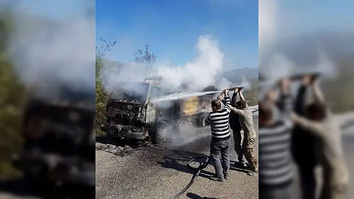 Çatalzeytin'de seyir halindeki kamyon yandı