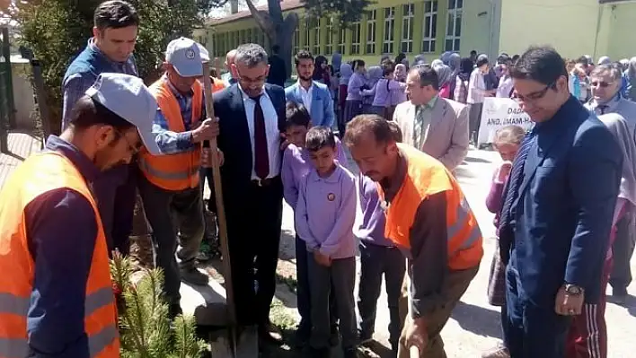 Öğrencilerin ağaç dikme kampanyasına yoğun ilgi