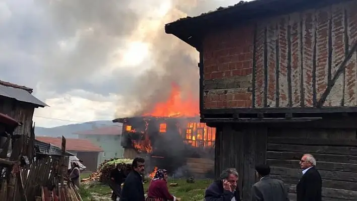 Taşköprü'de ahşap ev alev alev yandı