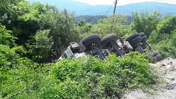 Hanönü'nde çakıl yüklü kamyon devrildi