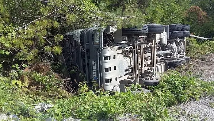 Kastamonu'da beton mikseri şarampole devrildi