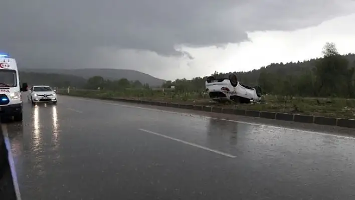 Kastamonu'da yoldan çıkan otomobil takla attı