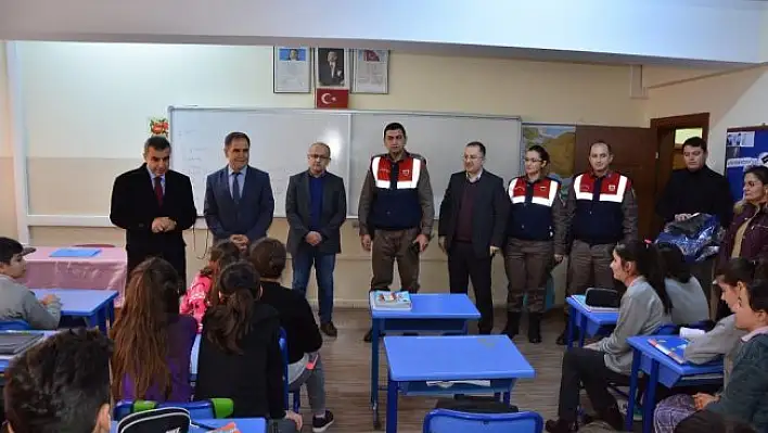 Jandarmadan öğrenciler için yardım kampanyası