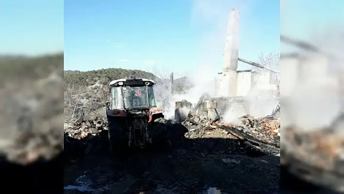 Taşköprü'deki yangında iki aile evsiz kaldı