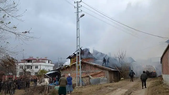 Kastamonu'da yangın: Ev ve samanlık küle döndü