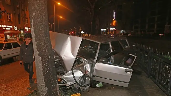 Kastamonu'da otomobil ağaca çarptı: 3 yaralı