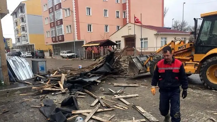 Kastamonu'da şiddetli fırtına yıkıp geçti