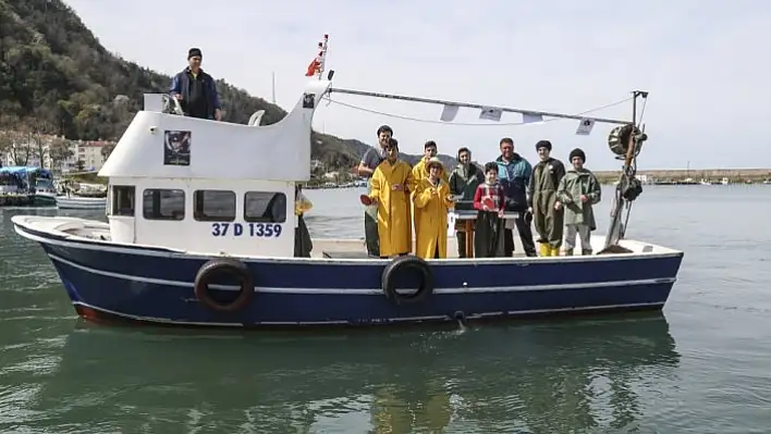 Denizde tekne üzerinde masa tenisi oynadılar