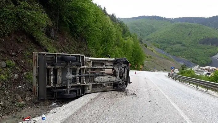 Yoldan çıkan kamyon devrildi: 1 yaralı