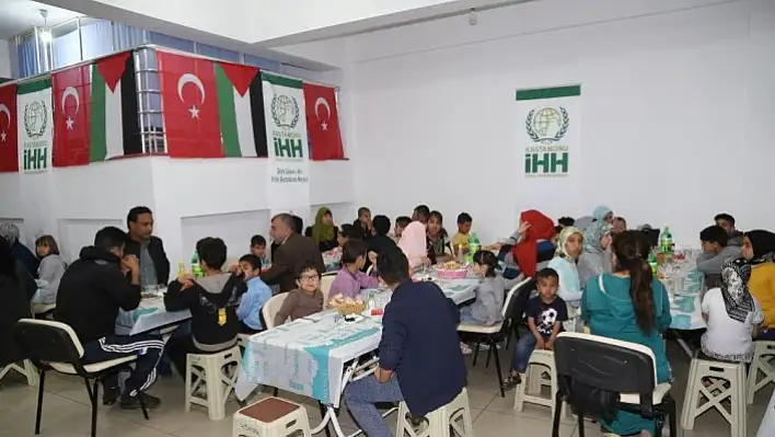 İhtiyaç sahipleri iftar sofrasında buluştu