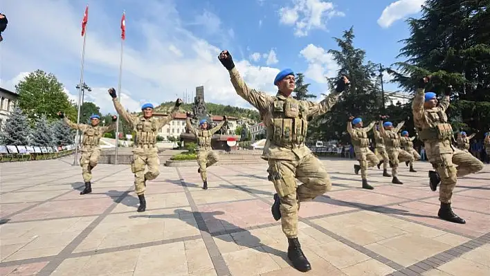 Komandolardan halk oyunları gösterisi