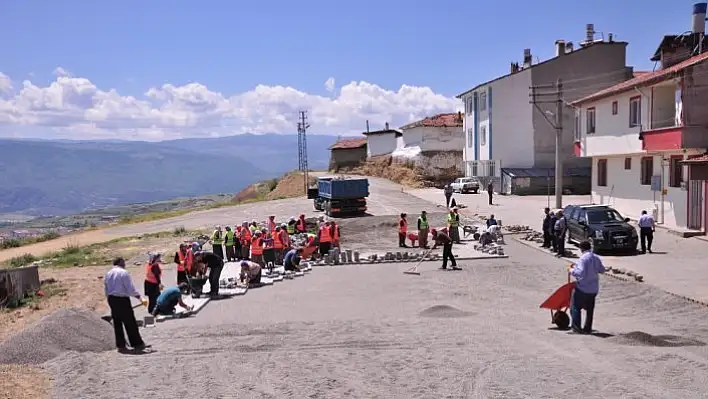 Tosya'da parke yol çalışması başladı